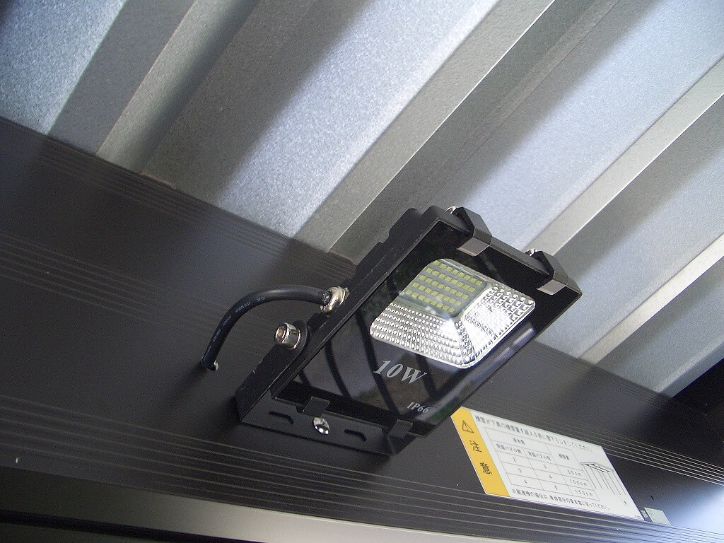 カーポートの梁に取り付けたLED投光器