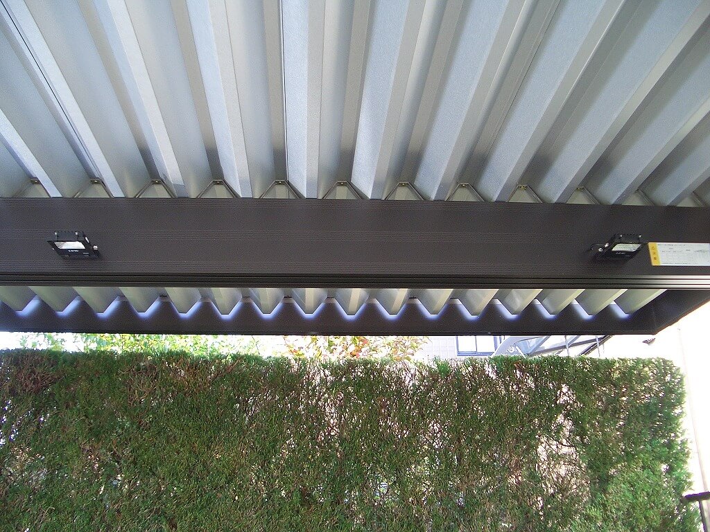 カーポートの梁に取り付けたLED投光器（後方の右と中央）
