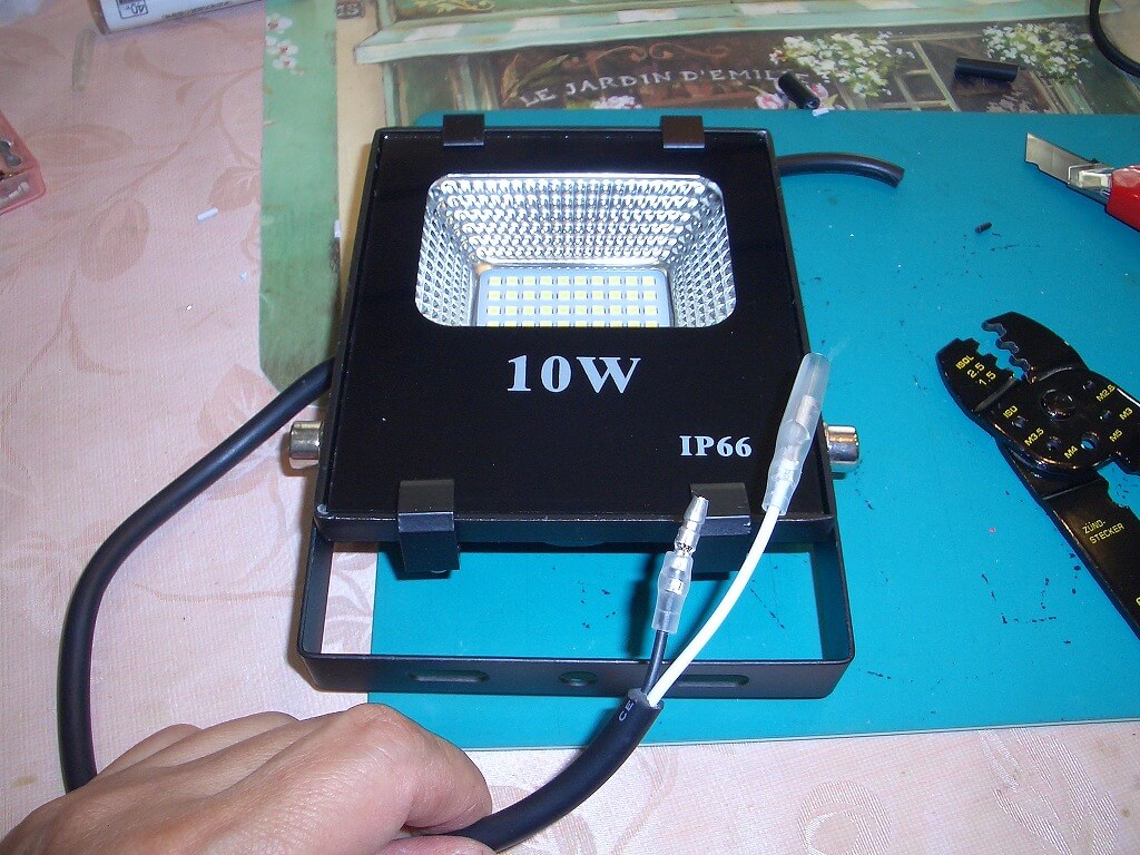 カーポート照明用のLED投光器のコード加工