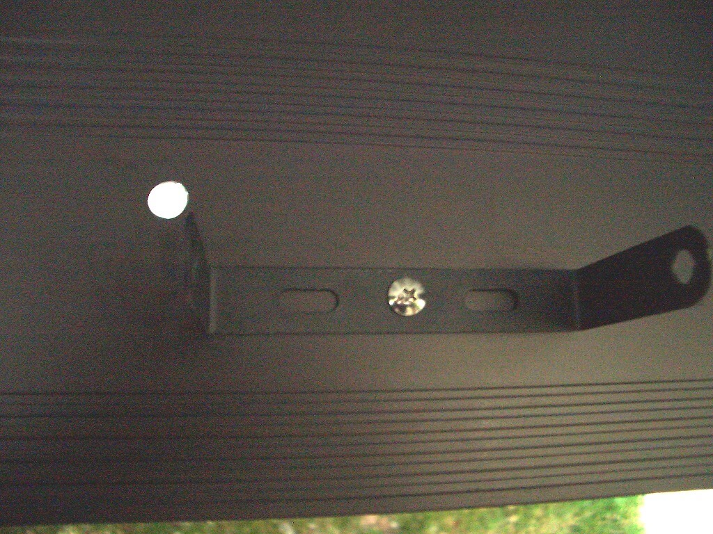 カーポート照明用のLED投光器を取り付けるための梁の穴あけ加工