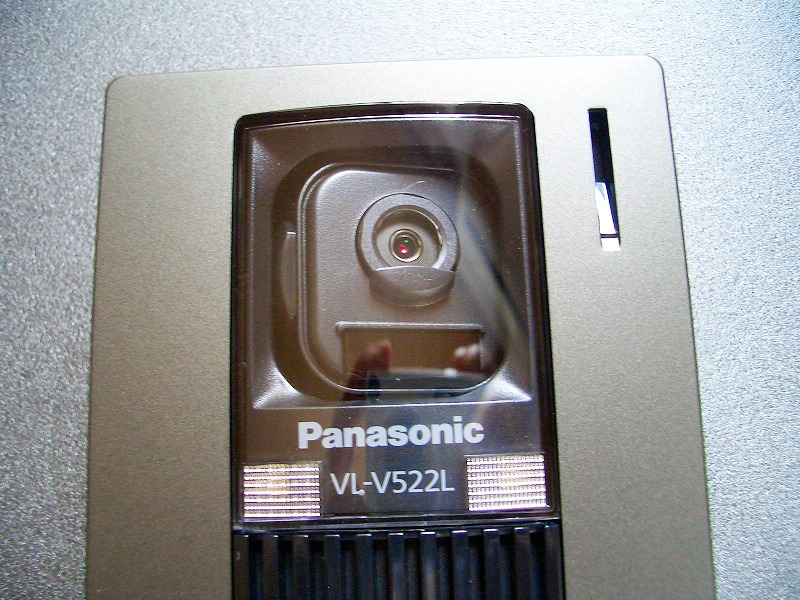 玄関子機（VL-V522L-S）のカメラ部分の角度を変えた状態