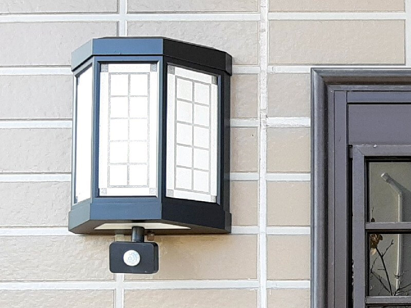 「DIYで玄関灯をLEDセンサーライトに改造」のアイキャッチ画像