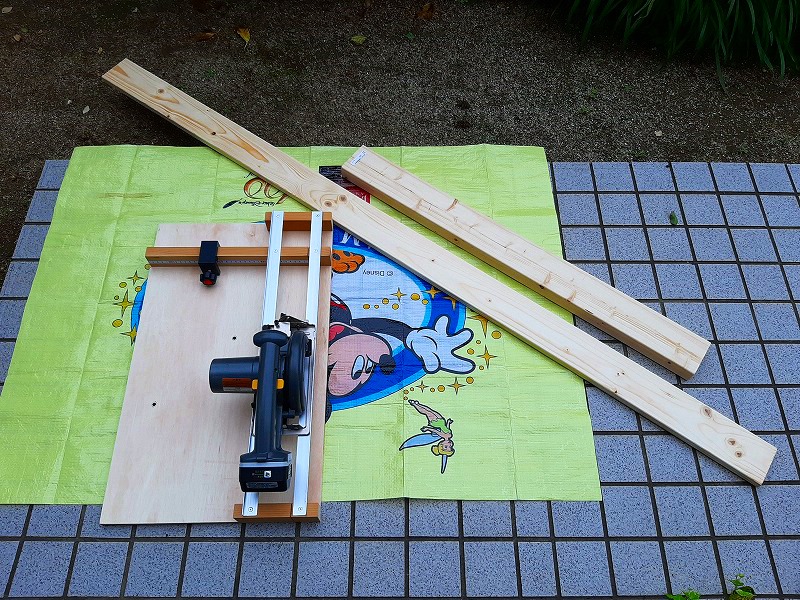踏み台の材料のツーバイ材と、加工に使用するスライドレール式丸鋸ガイド。