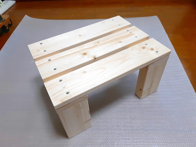ツーバイ材で自作したシンプルな踏み台の完成写真