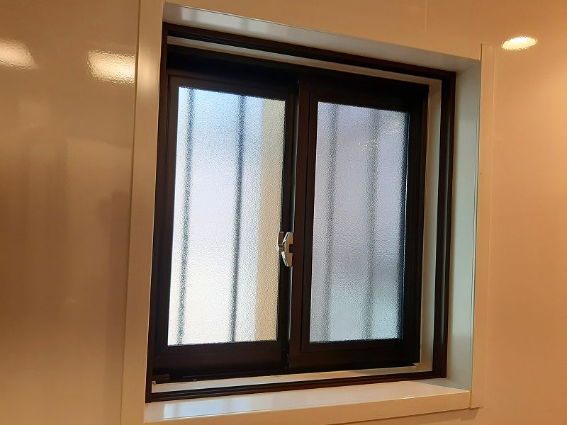 簡易内窓のレールと横カバーを窓枠に取り付けたところ。