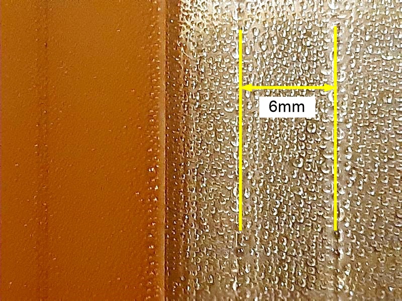 入浴後に撮影した簡易内窓の表面画像。二重窓の断熱効果により、結露の程度はわずか。