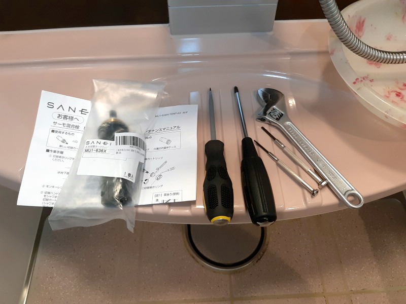 Tools required for replacing the water stop diverter cartridge
止水切替カートリッジの交換に必要な工具類