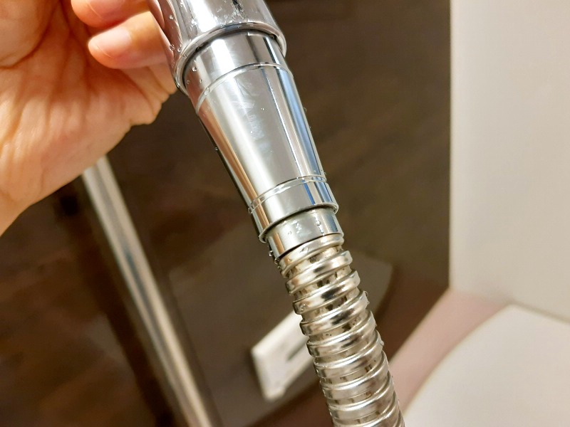 The connection between the shower head and the hose
シャワーヘッドとホースの接続部分