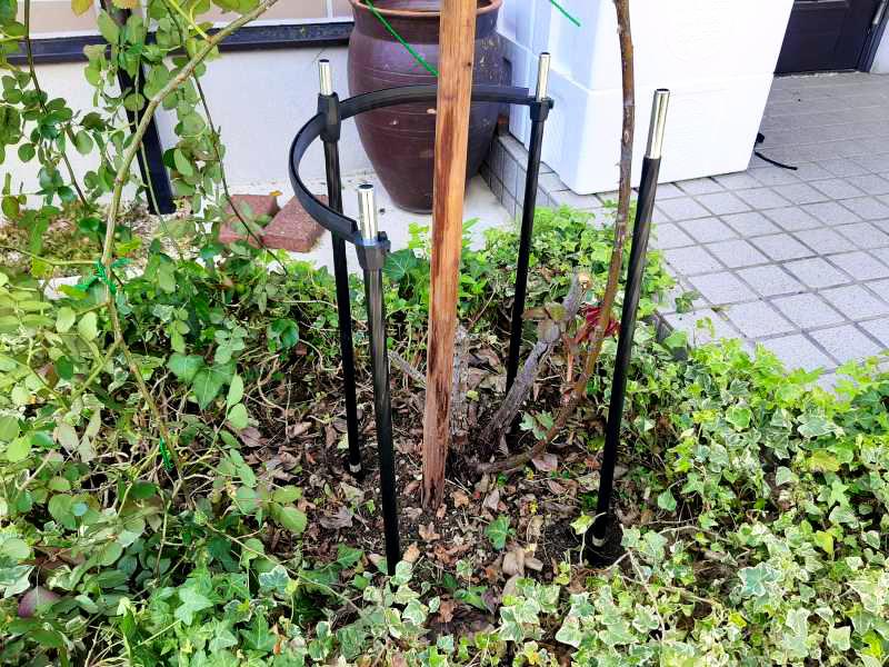 オベリスクの組み立て①
土中に脚パイプを差し込み
