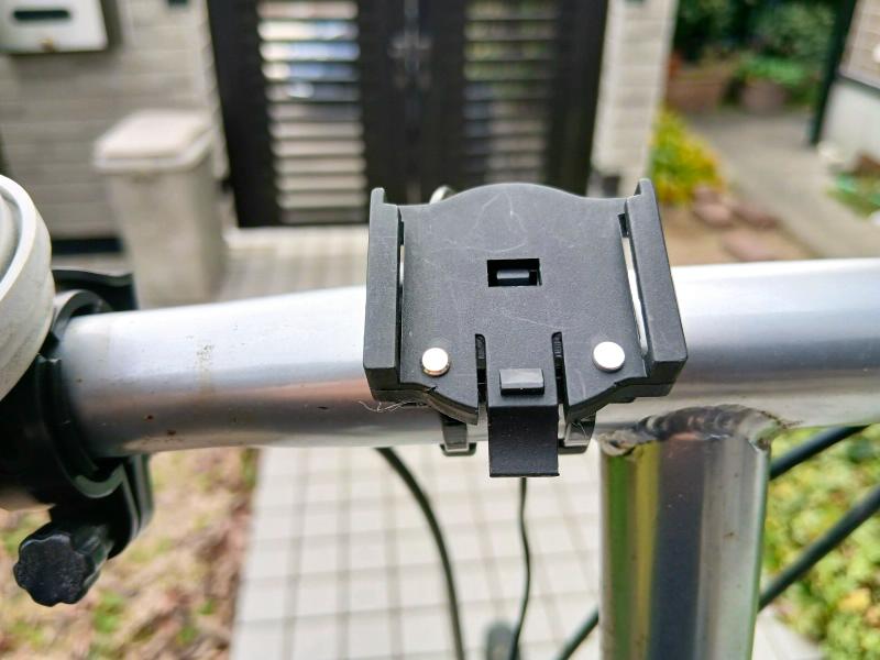 結束バンドでハンドルに固定したホルダー