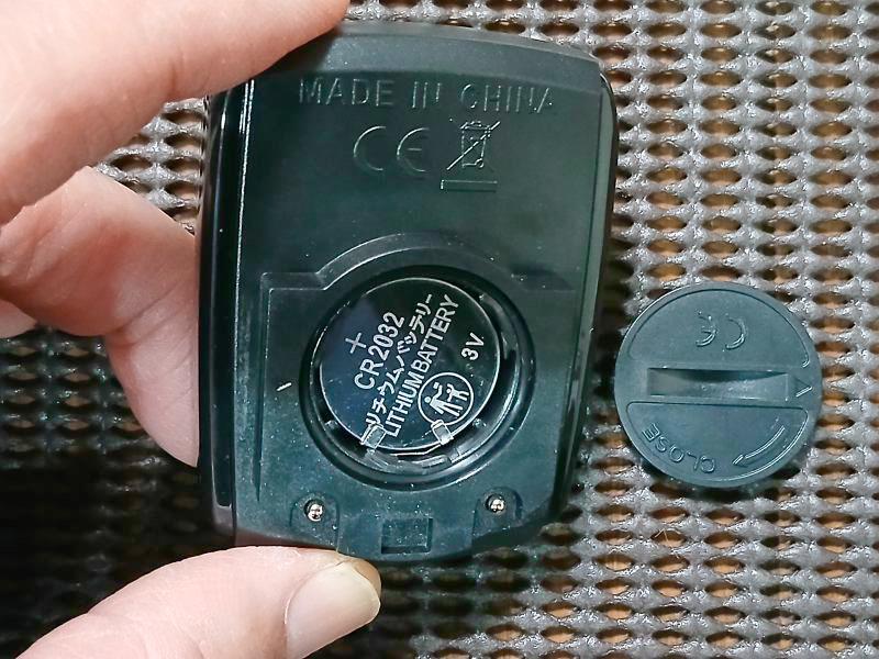 本体裏側にセットされている電池