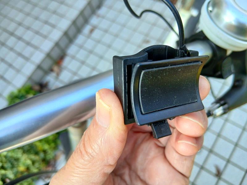 滑り止めゴムを貼ったホルダー裏側