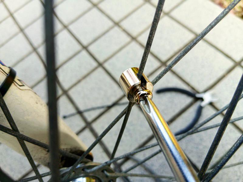 車輪のスポークにネジ止めする磁石