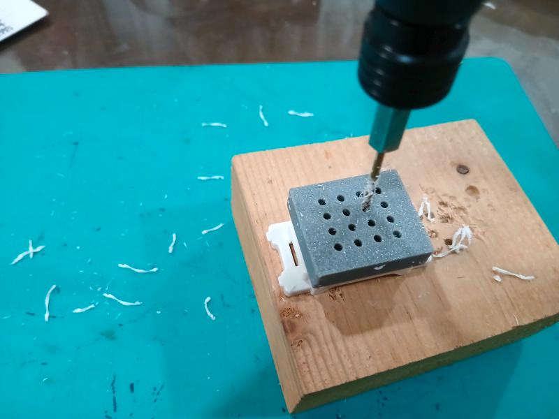 治具を使ったドリル穴あけ加工