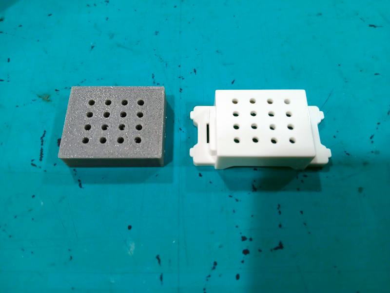 治具と同様に整然と穴が加工されたブランクチップ