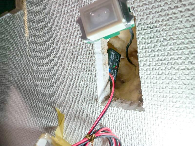 メロディパイロットランプの取り付け工事②
壁裏に収納した電流検出スイッチ