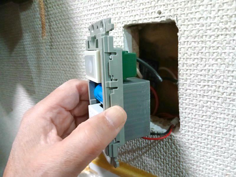 メロディパイロットランプの取り付け工事③
壁穴への格納