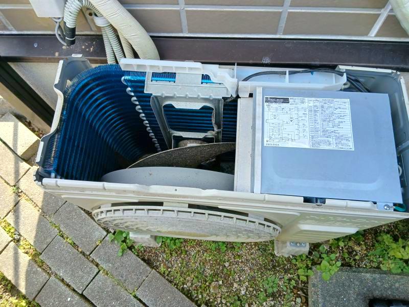 日立エアコン室外機
RAC-L28HE6の天面カバーを外したところ