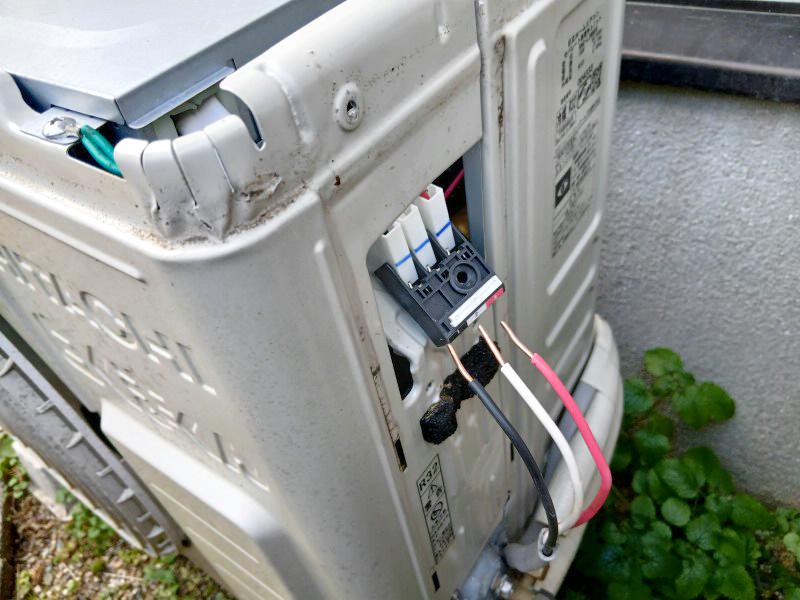 修理手順⑥
室外機サイドに挿し込まれた電源ケーブルを抜いたところ