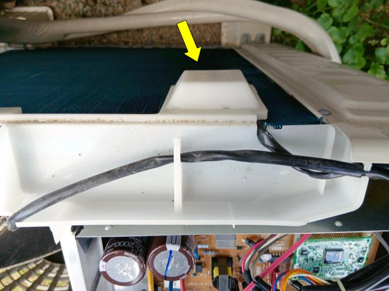 修理手順⑧
室外機背面の温度センサー部分