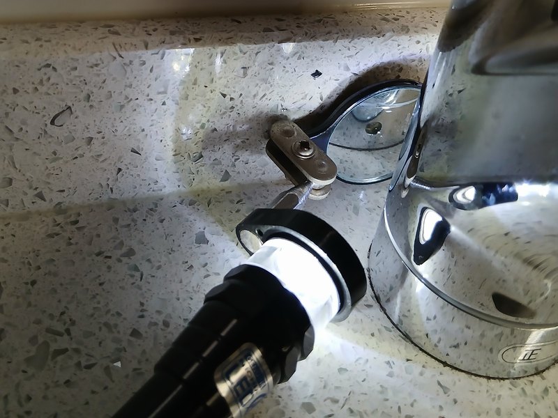 水栓本体の背部の鏡像。
取り外し工具を掛ける穴の確認。