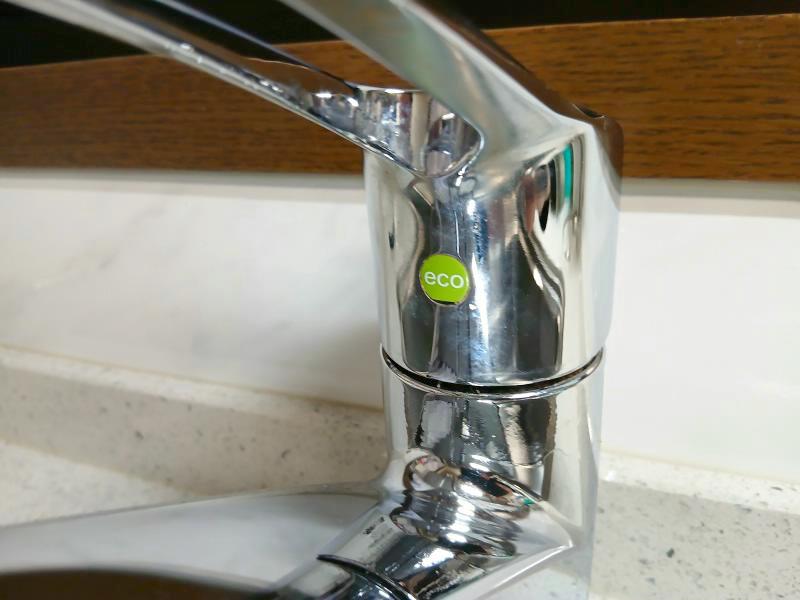 レバーハンドルの拡大
取り付けネジ部のキャップ