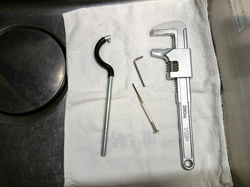 カートリッジ交換に必要な工具。
パイプレンチ
取り外し工具PG26
六角レンチ・ドライバー