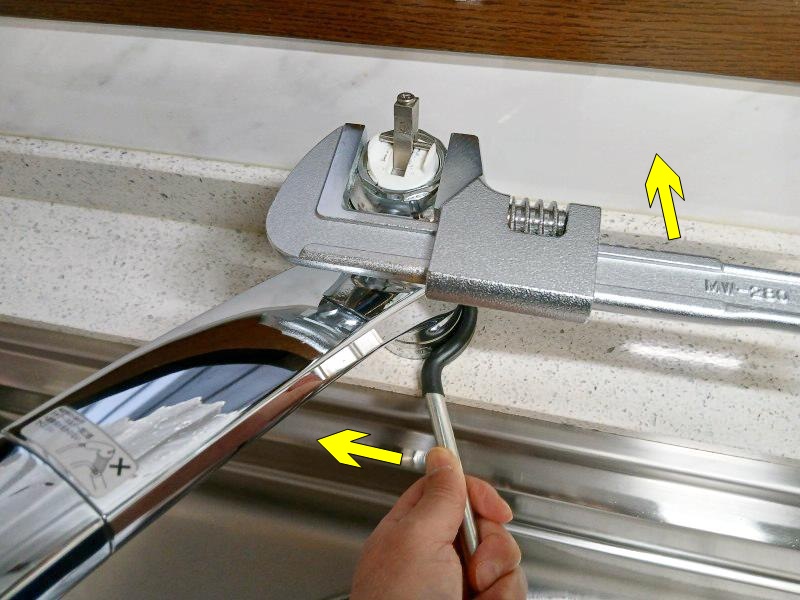 取り外し工具を使用した固定ナットの緩め方