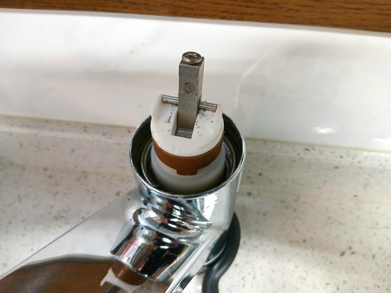 固定ナットを外して露出した水栓カートリッジ
