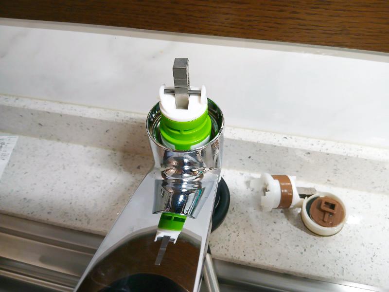 水栓に新しいカートリッジをセット