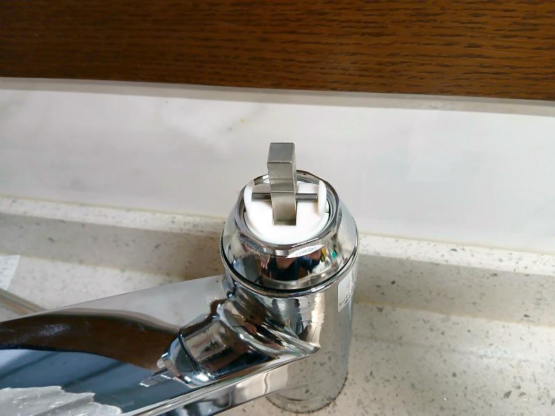 カートリッジを固定するナット