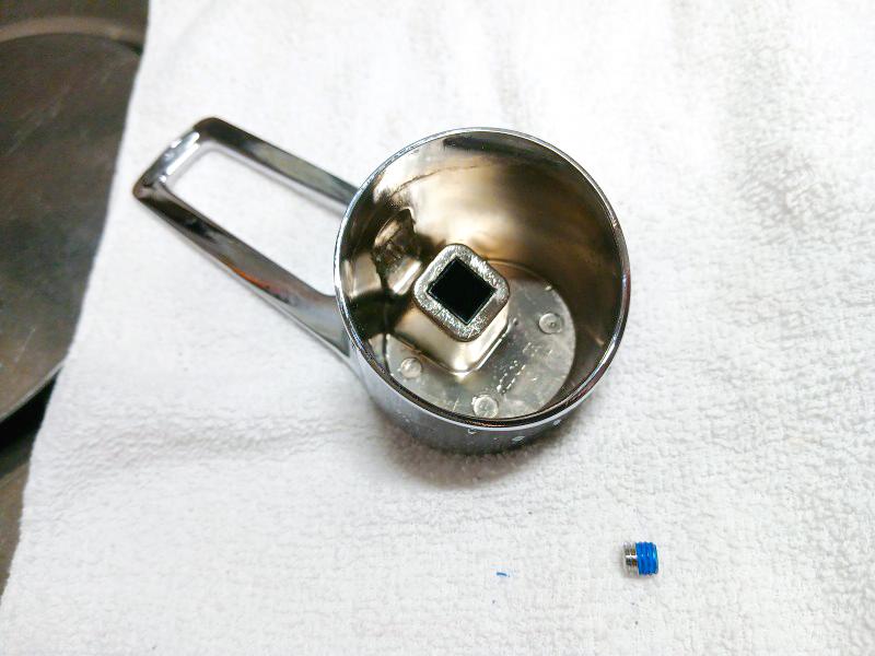 取り付ける前のレバーハンドルとネジ