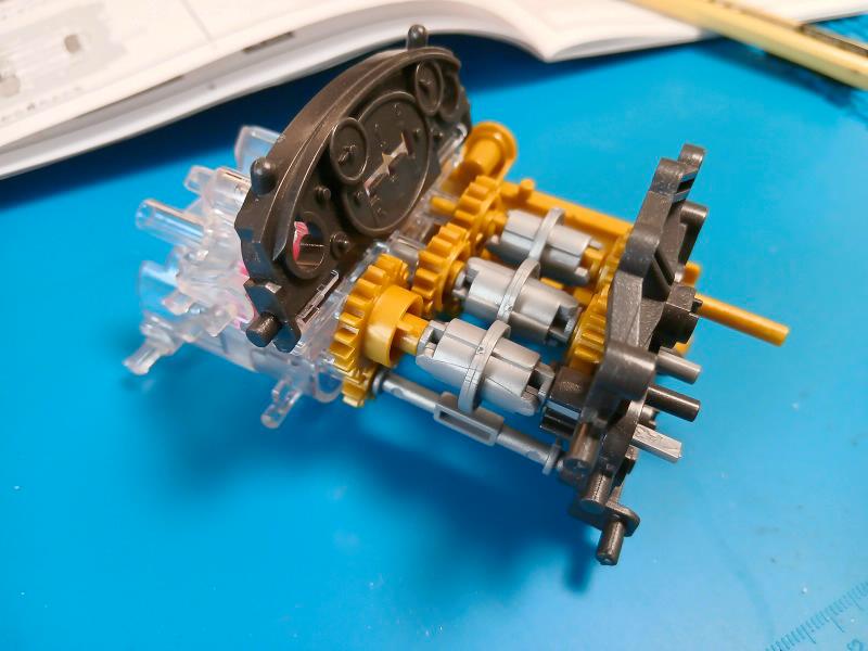 組立途中のトランスミッションモジュール