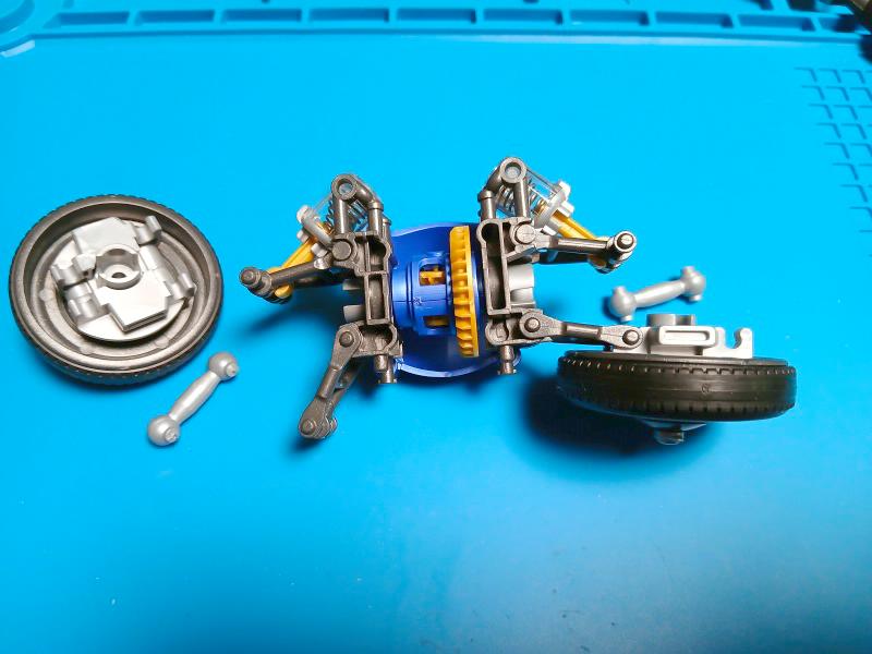 組み立て途中のリアサスペンション