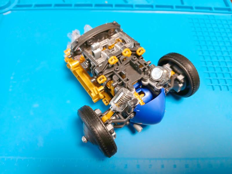 組み立て途中のシャーシ⓵
トランスミッションとリアサスペンションを合体