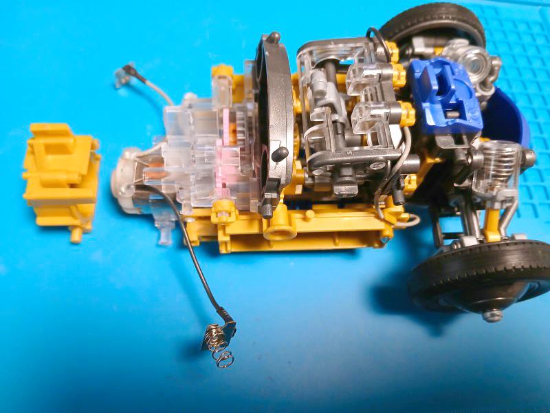 組み立て途中のシャーシ②
モータの組み込み