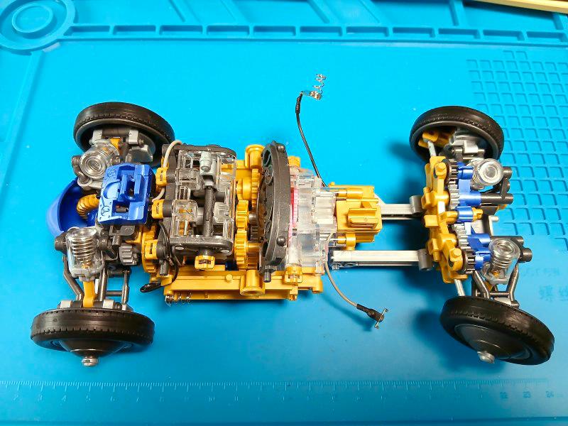 組み立て途中のシャーシ③
フロントサスペンションの合体