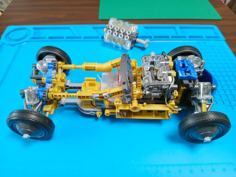 組み立て途中のシャーシ④
ステアリングシャフトの合体