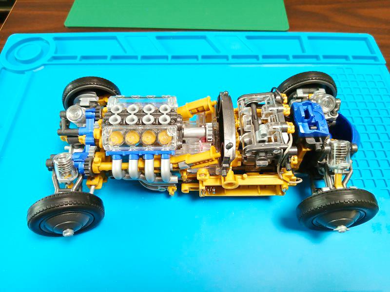 組み立て途中のシャーシ⑤
架装したエンジンモジュール